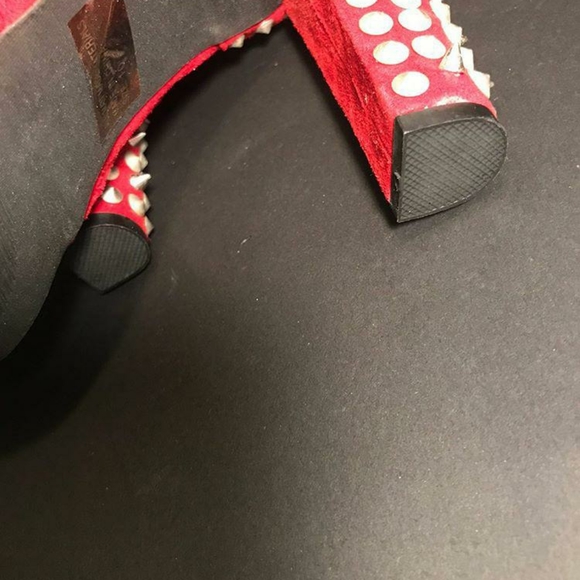 Red sued block hill - Picture 4 of 6